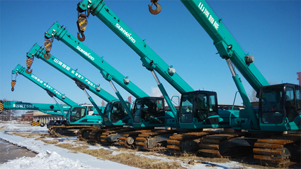 油田好帮手——壹定发智能伸缩臂履带起重机