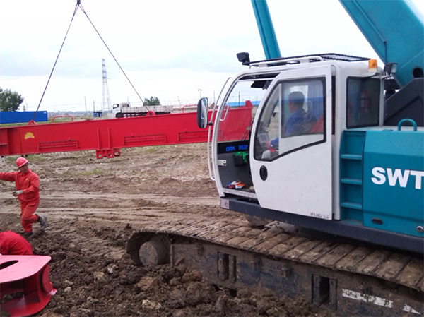 油田好帮手——壹定发智能伸缩臂履带起重机