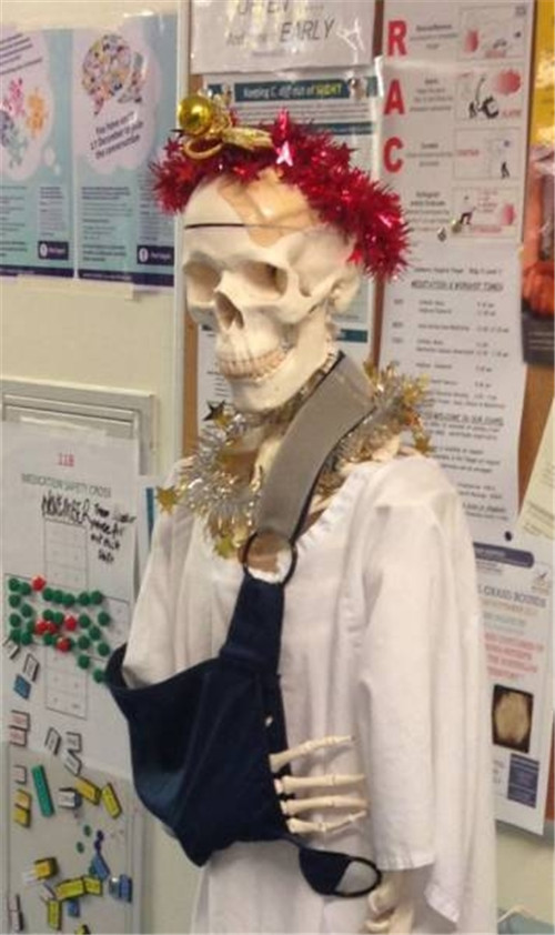 320名圣诞老人整体冲浪？？？？八一八圣诞节奇闻趣事