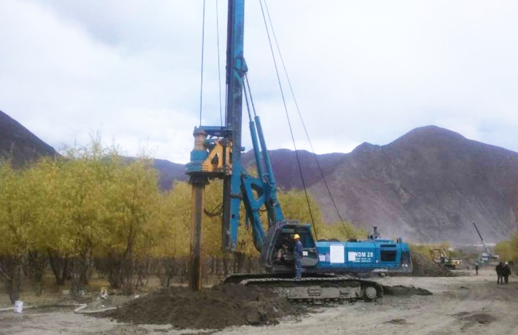 壹定发智能二十台旋挖钻机高原施工放异彩