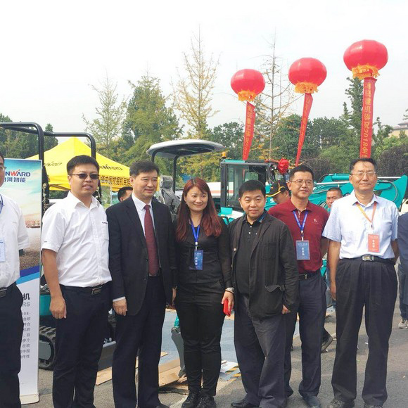 “超美微挖”现身2018微挖峰会，，，壹定发智能微挖出口过万台