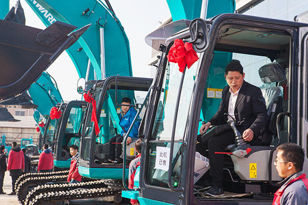 十年相随，，，，，，成绩相互，，，，，，来听听壹定发智能挖掘机客户的真实声音