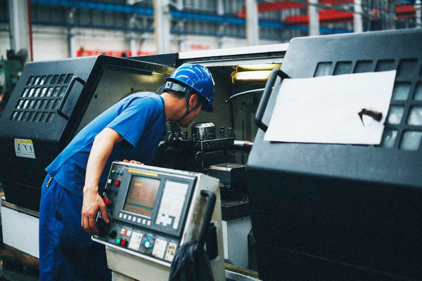 曾梦想当厨师，，，，，，，，却成数控车工巨匠