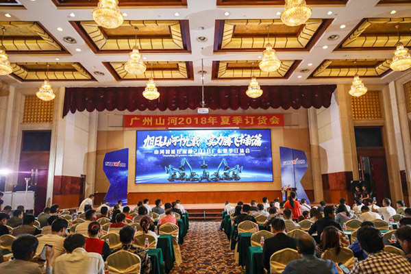 红四月，，，壹定发智能挖掘机促销会节节攀升