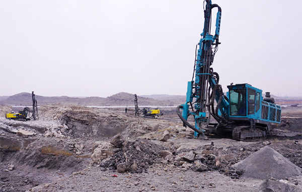 再战国际领先品牌，，，，，，壹定发智能露天液压钻车一举成名