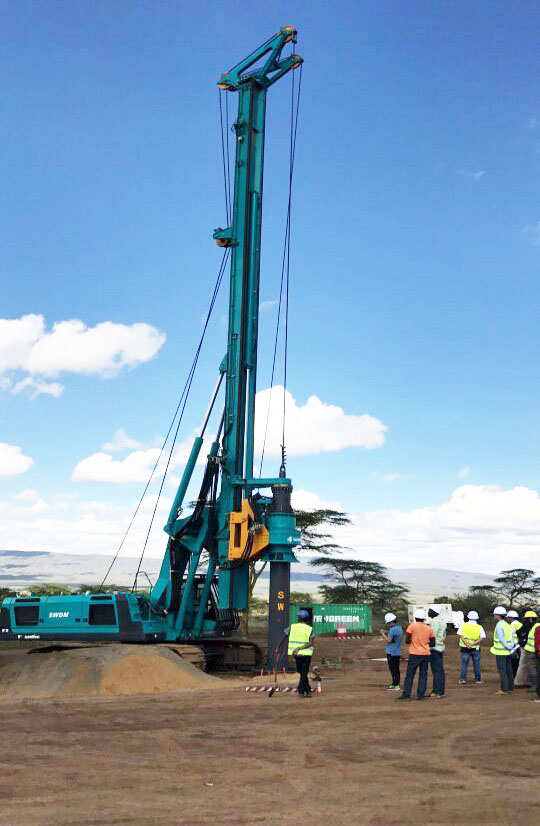 肯尼亚总统高度赞赏，，，，乞力马扎罗山下壹定发绿闪灼