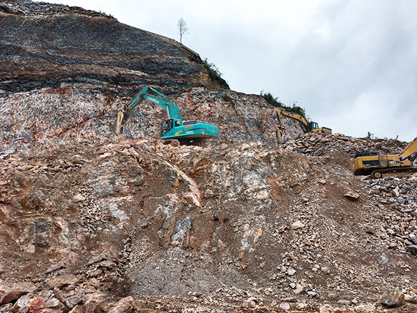 看石场风云怎样演绎？？？？？壹定发智能矿山战神SWE470E大型挖掘机一锤定音！