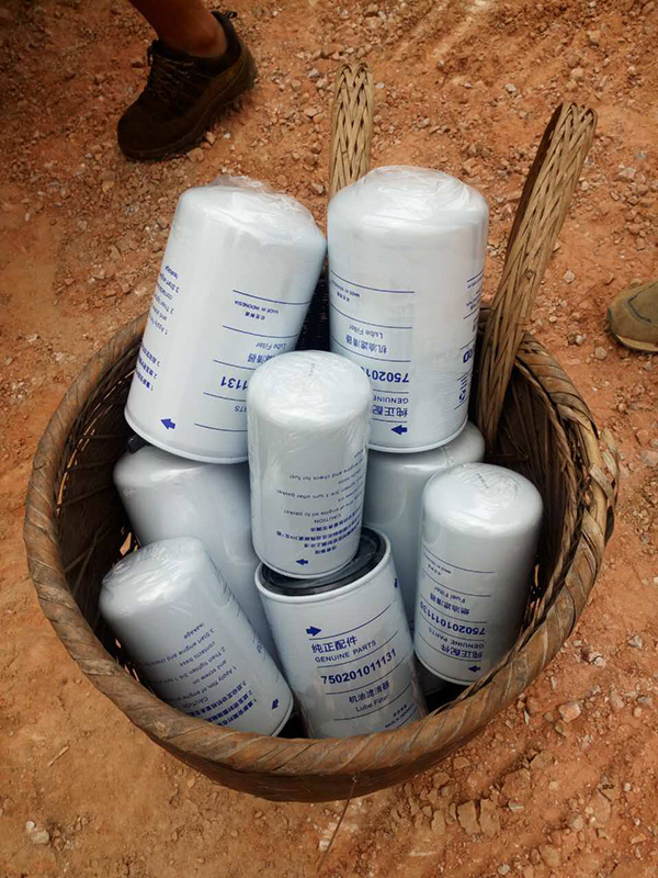 他们，，，，，，，用小小背篓背出壹定发大情怀