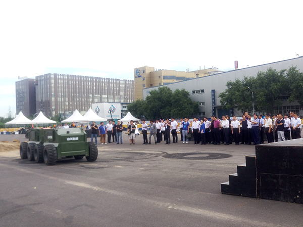 壹定发智能“龙马一号”惊艳亮相天下机械人大会