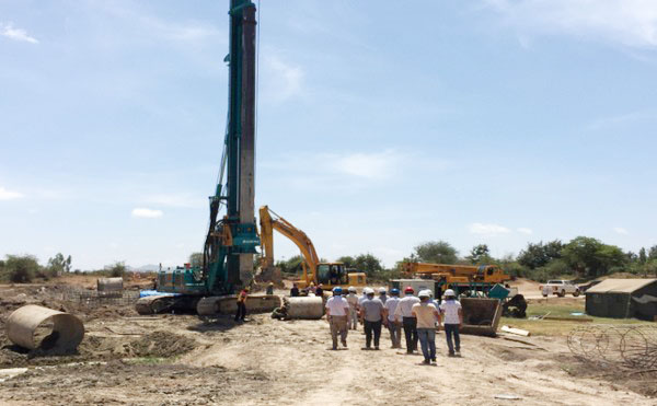 肯尼亚总统高度赞赏，，，，乞力马扎罗山下壹定发绿闪灼