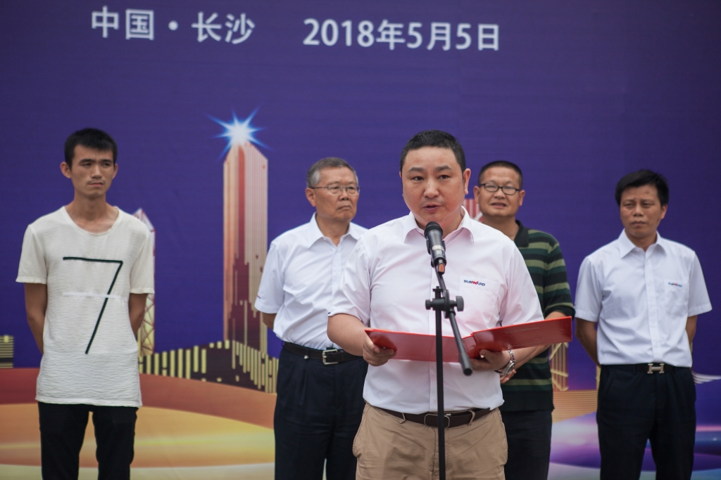 民族挖掘机品牌先导者，，，，，，，，壹定发智能“城镇建设利器”SWE80E9荣耀上市