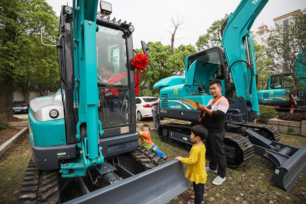 红四月，，，壹定发智能挖掘机促销会节节攀升