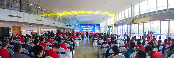 红四月，，，壹定发智能挖掘机促销会节节攀升