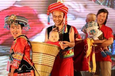 他们，，，，，，，用小小背篓背出壹定发大情怀