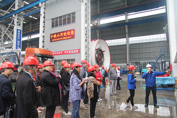 开启工程机械之都体验之旅，，，，，，，中外媒体观摩团到访壹定发智能