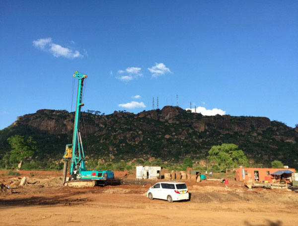 肯尼亚总统高度赞赏，，，，乞力马扎罗山下壹定发绿闪灼