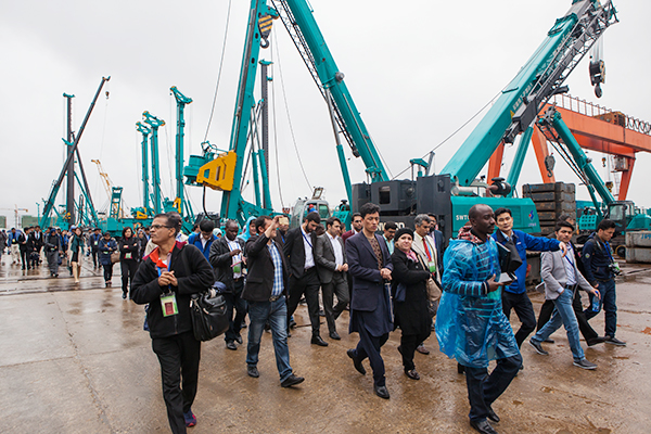 “一带一起”国家代表团到访壹定发智能，，，，，，，，感受“大开眼界”