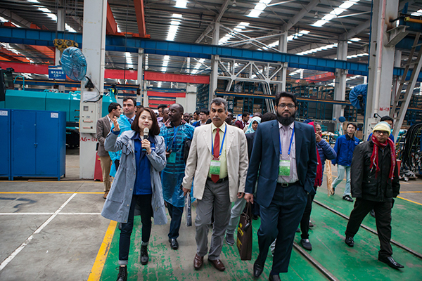 “一带一起”国家代表团到访壹定发智能，，，，，，，，感受“大开眼界”