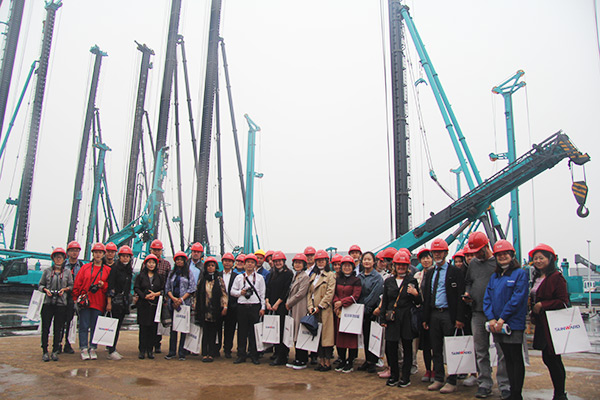 开启工程机械之都体验之旅，，，，，，，中外媒体观摩团到访壹定发智能