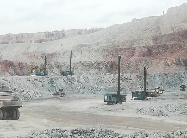 高温酷暑，，，，，，，，壹定发智能凿岩装备异域扬威