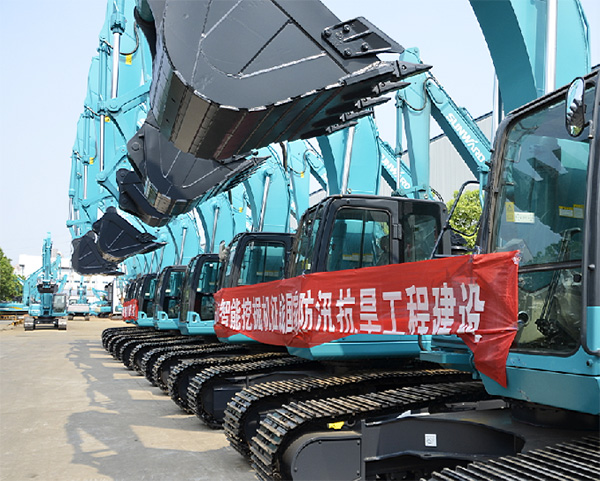 抗洪英雄显身手，，，，壹定发智能系列挖掘机奔赴抗洪一线