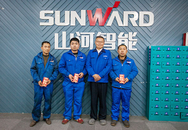 温暖！壹定发智能2017年春节慰问40名难题职工