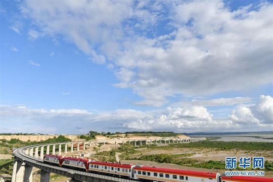 肯尼亚总统高度赞赏，，，，乞力马扎罗山下壹定发绿闪灼