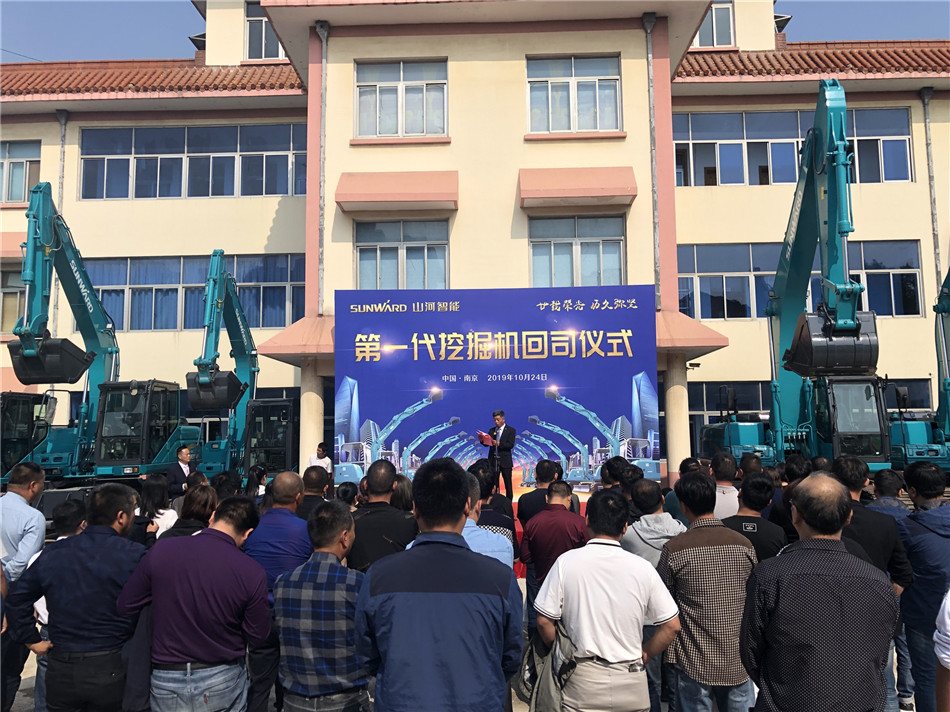 服役15年，，，，凌驾20000小时！元老级挖机接“回家”！