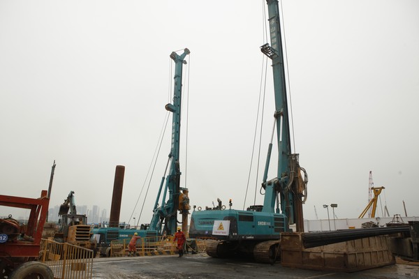 地铁咬合桩施工必备利器--壹定发智能旋挖钻机