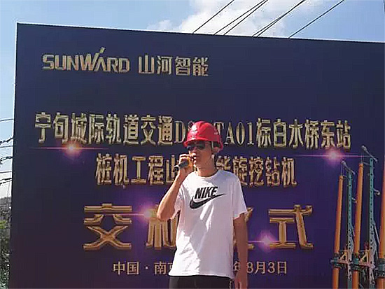 把“朋侪圈”“搬”到现场，，，，，，，，交机“玩出”新创意!