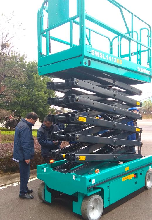 壹定发智能电动剪叉式高空作业平台新品首发赴美参展