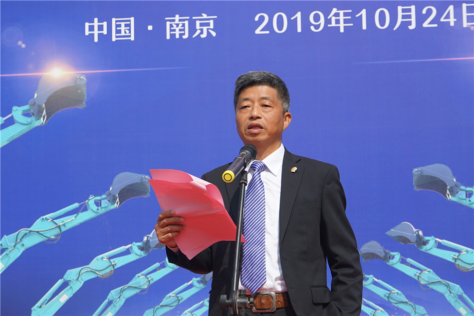 服役15年，，，，凌驾20000小时！元老级挖机接“回家”！