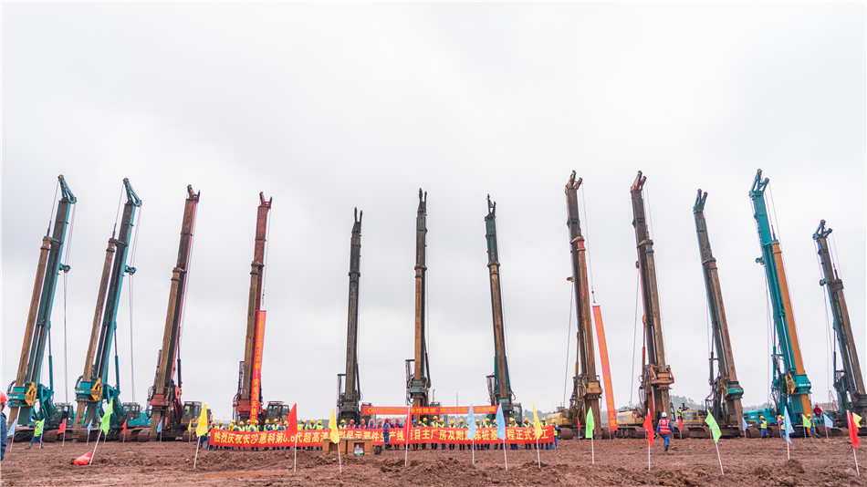 壹定发旋挖开挖全球首条8.6代OLED面板生产线主厂房第一桩