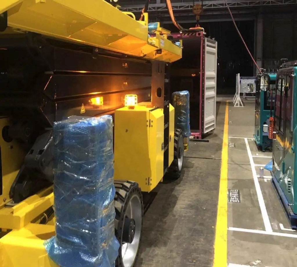 批量发往欧洲，，，，，，高空作业平台迎来新年开门红