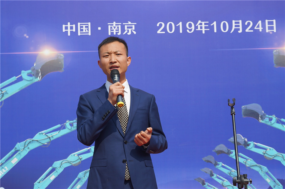 服役15年，，，，凌驾20000小时！元老级挖机接“回家”！