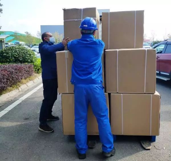 用餐清静有新招，，，，壹定发智能4000个保温饭盒送员工