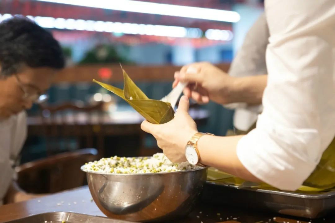 “爱国心，，，，，，壹定发情”壹定发智能第四届包粽子角逐