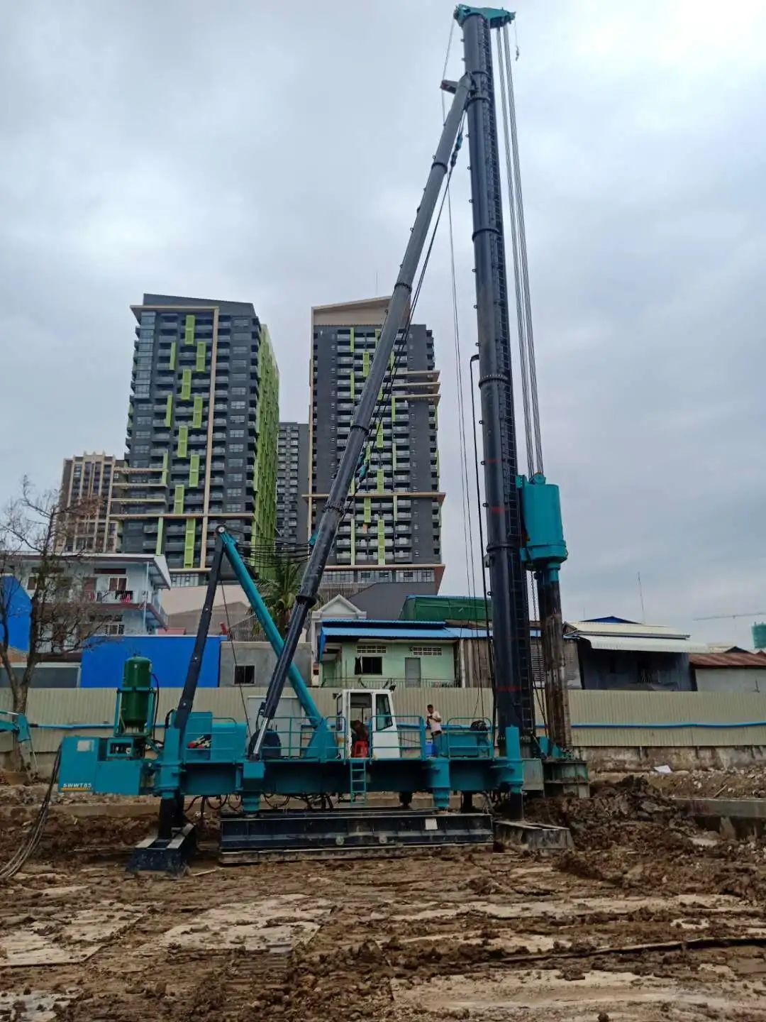 柬埔寨首台三轴一连墙钻机正式施工