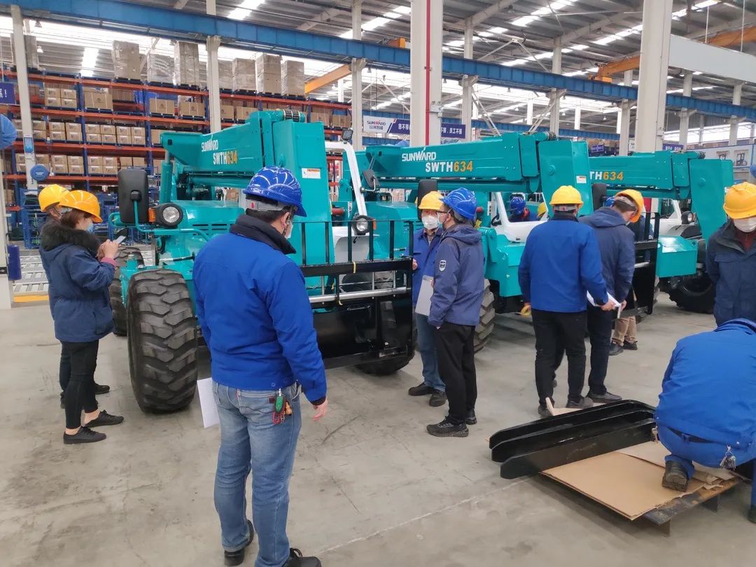 壹定发智能新品叉装车批量下线发往美国