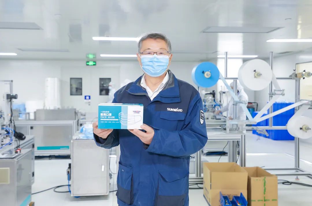 董事长启封壹定发智能第一个制品口罩