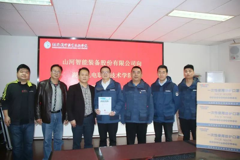 助开学复课，，，，，，3000个自产口罩赠湖南机电职院