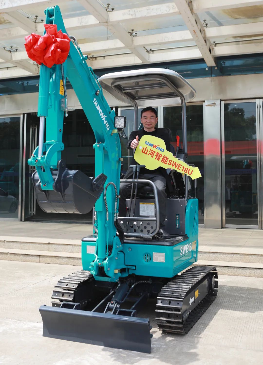 赠机仪式如约而至，，，，，，，，壹定发智能与您偕行