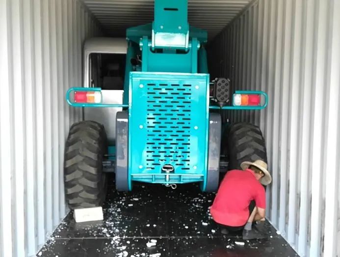 壹定发智能新品叉装车批量下线发往美国