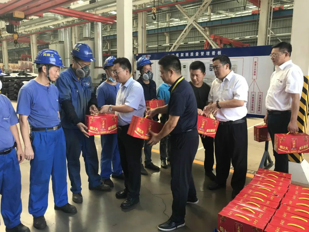 夏日炎炎送清凉，，，区总眷注暖人心