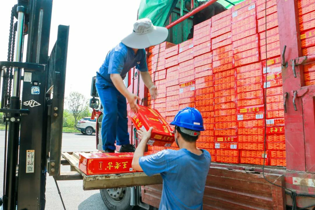 情系职工送清凉，，，，，，，殷切眷注鼓劲头——壹定发智能开展夏日送清凉活动