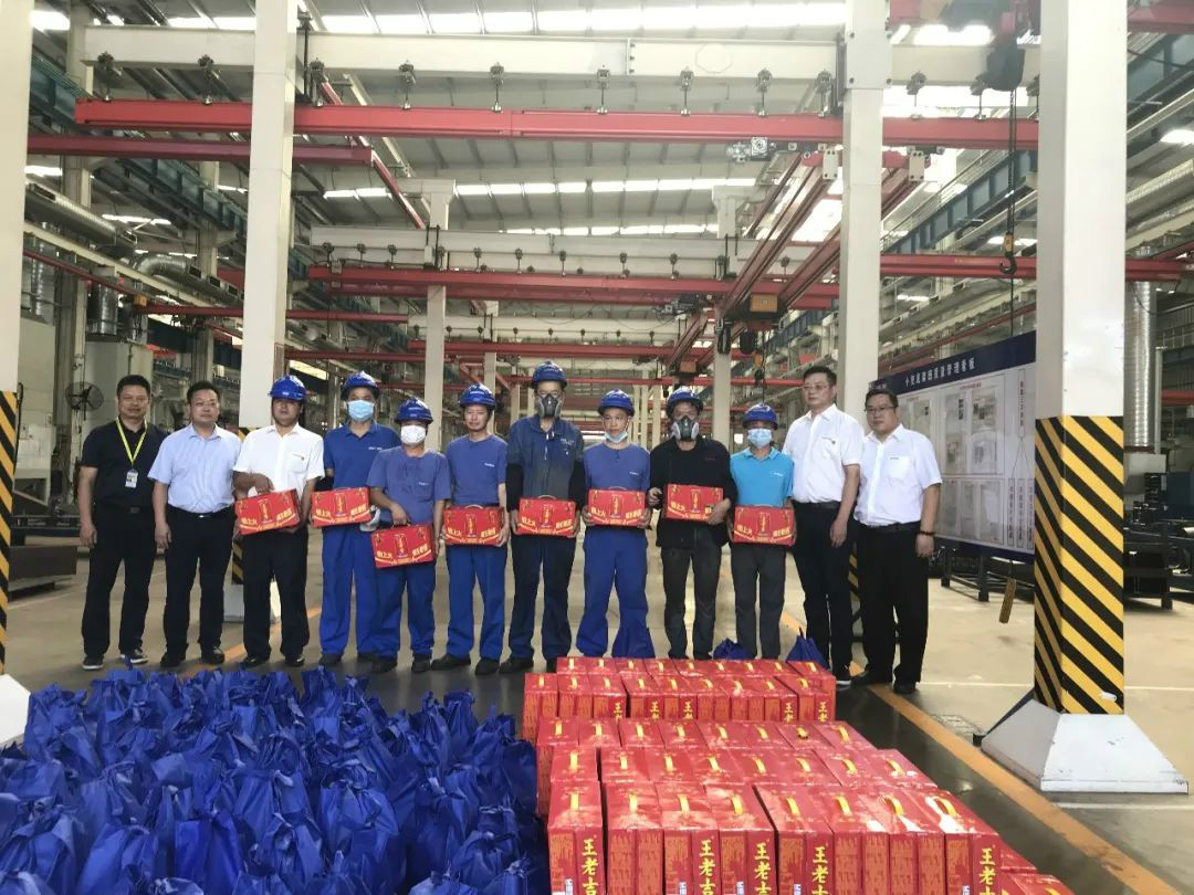 夏日炎炎送清凉，，，区总眷注暖人心