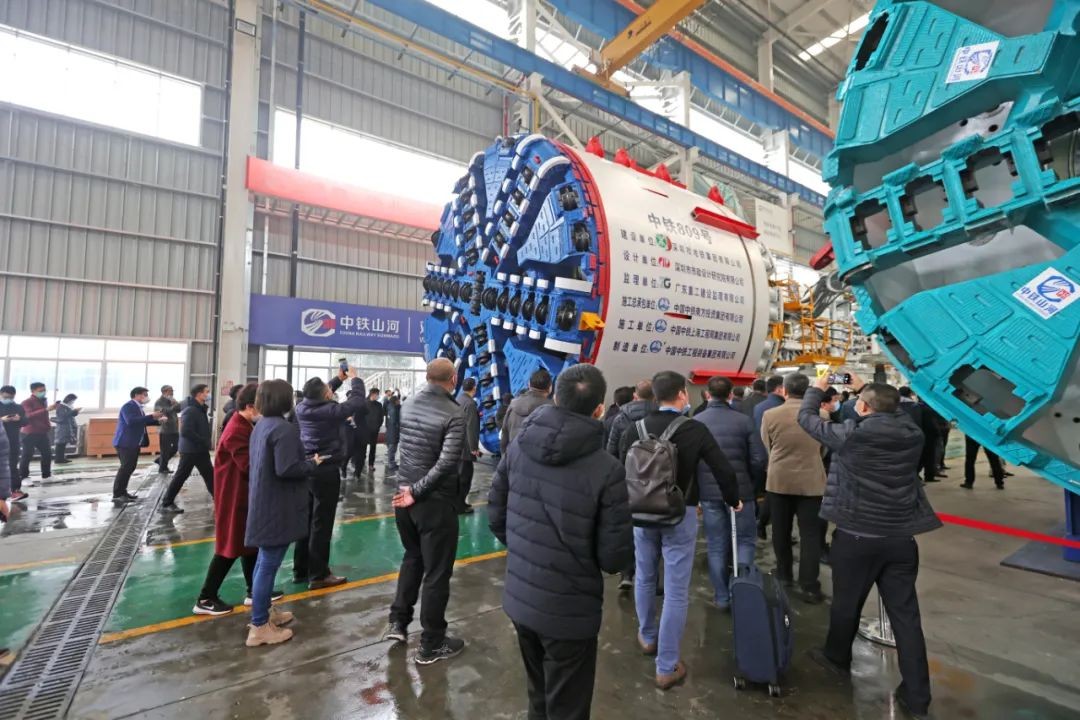 壹定发工业城来了500人的旅行团