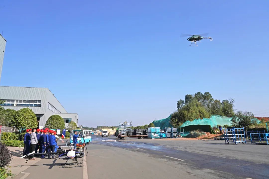 考察无人化妆备 高宁宇到访壹定发智能