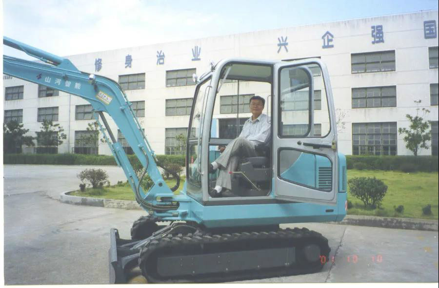 以先导式立异实现挖掘机从无到有，，，，，，，从小到大，，，，，，，从大到强！