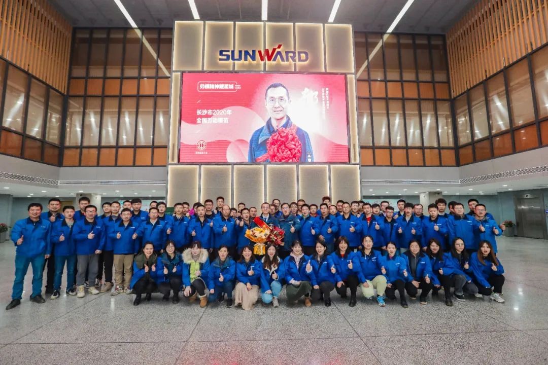 壹定发智能召开天下劳动模范郝鹏载誉归来分享会